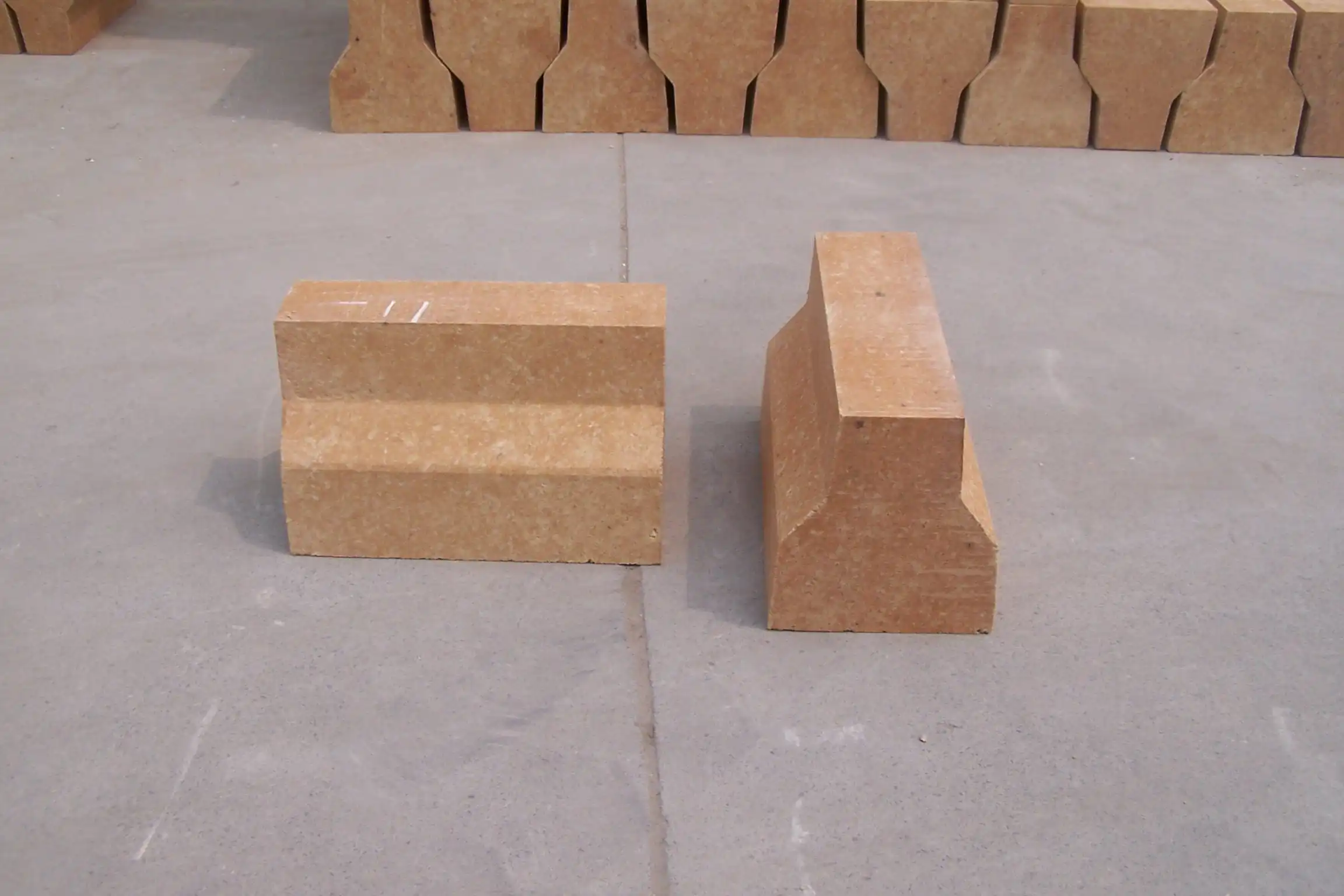 What are the typical applications of DRL-140 Low Creep Brick?